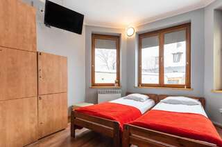 Хостелы Top Hostel Pokoje Gościnne Закопане Семейный номер с ванной комнатой-3