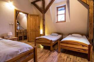 Хостелы Top Hostel Pokoje Gościnne Закопане Трехместный номер с общей ванной комнатой-1